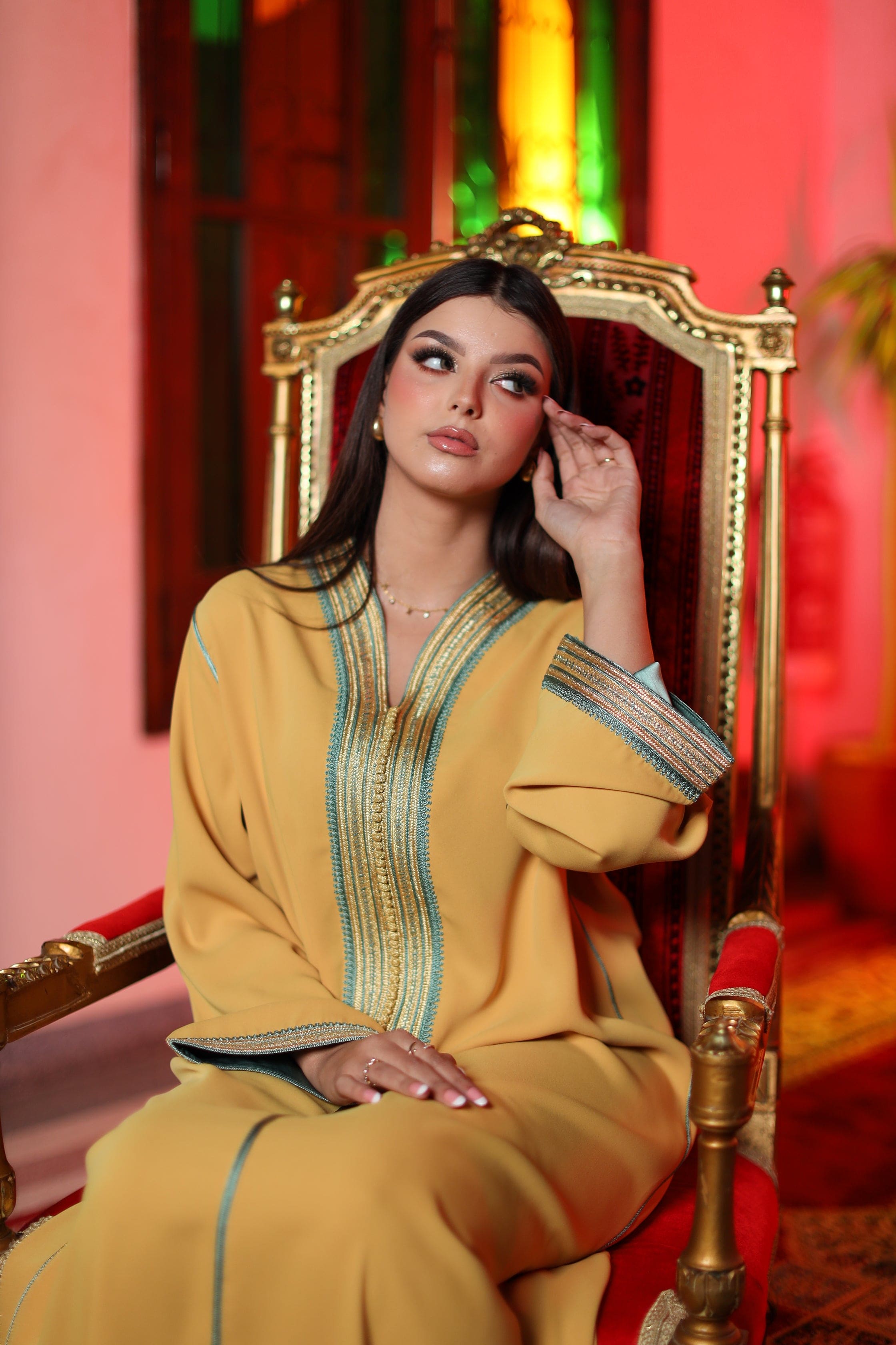 Caftan Royale Jaune Moutarde – Luxe et Élégance