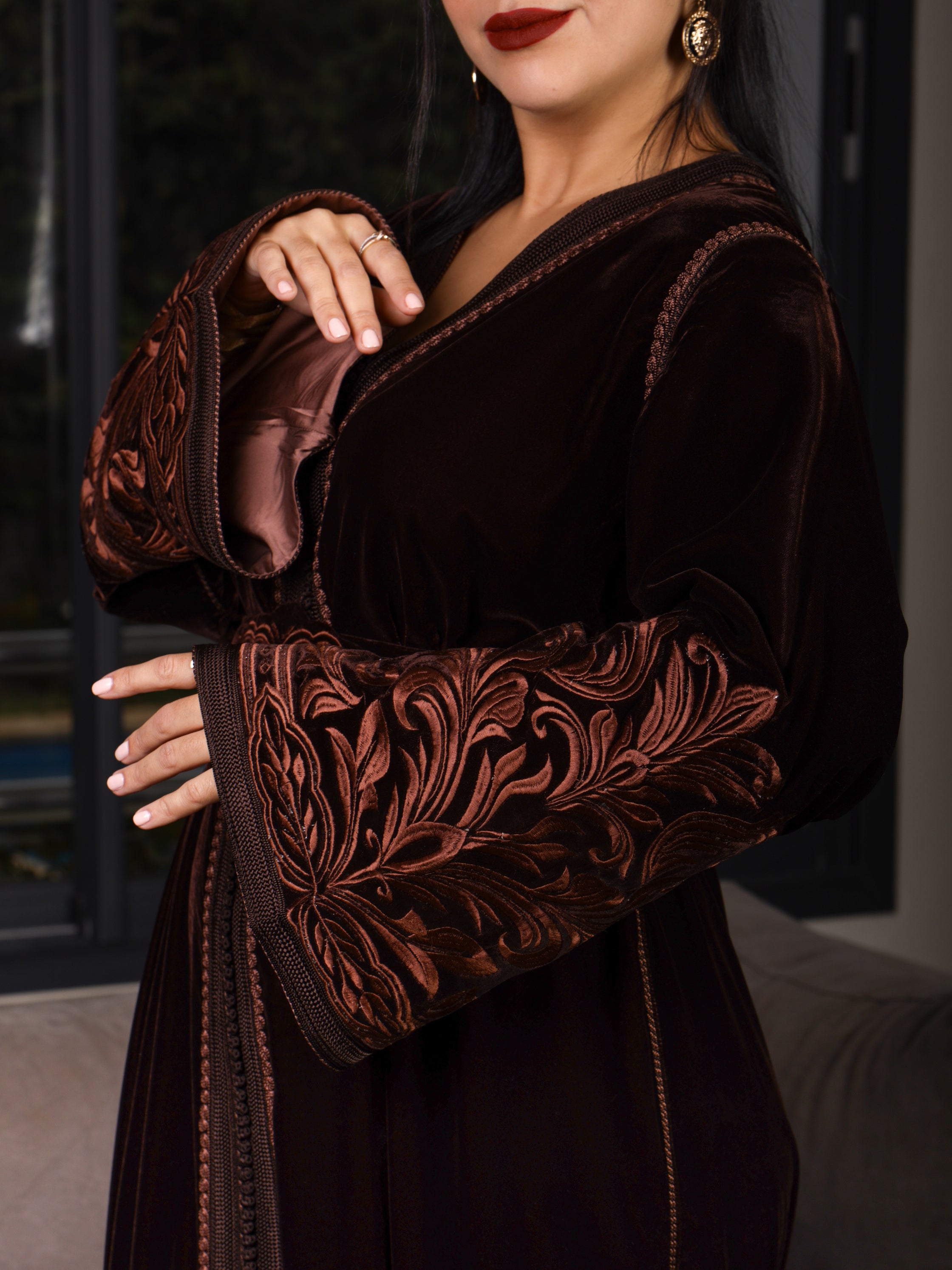 Caftan Marron – Broderie sur les 2 Manches | Maison Lunaris