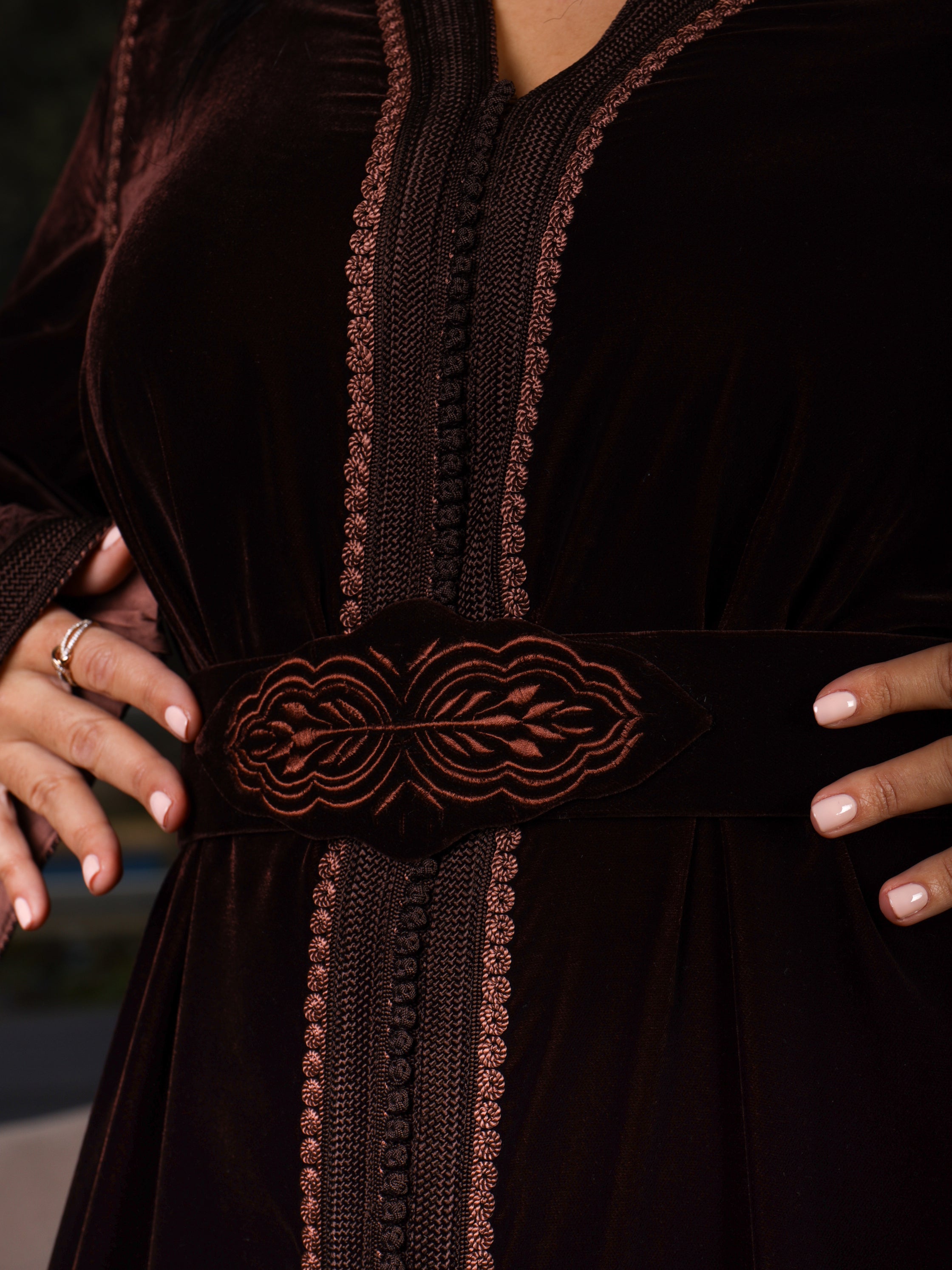 Caftan Marron – Broderie sur les 2 Manches | Maison Lunaris