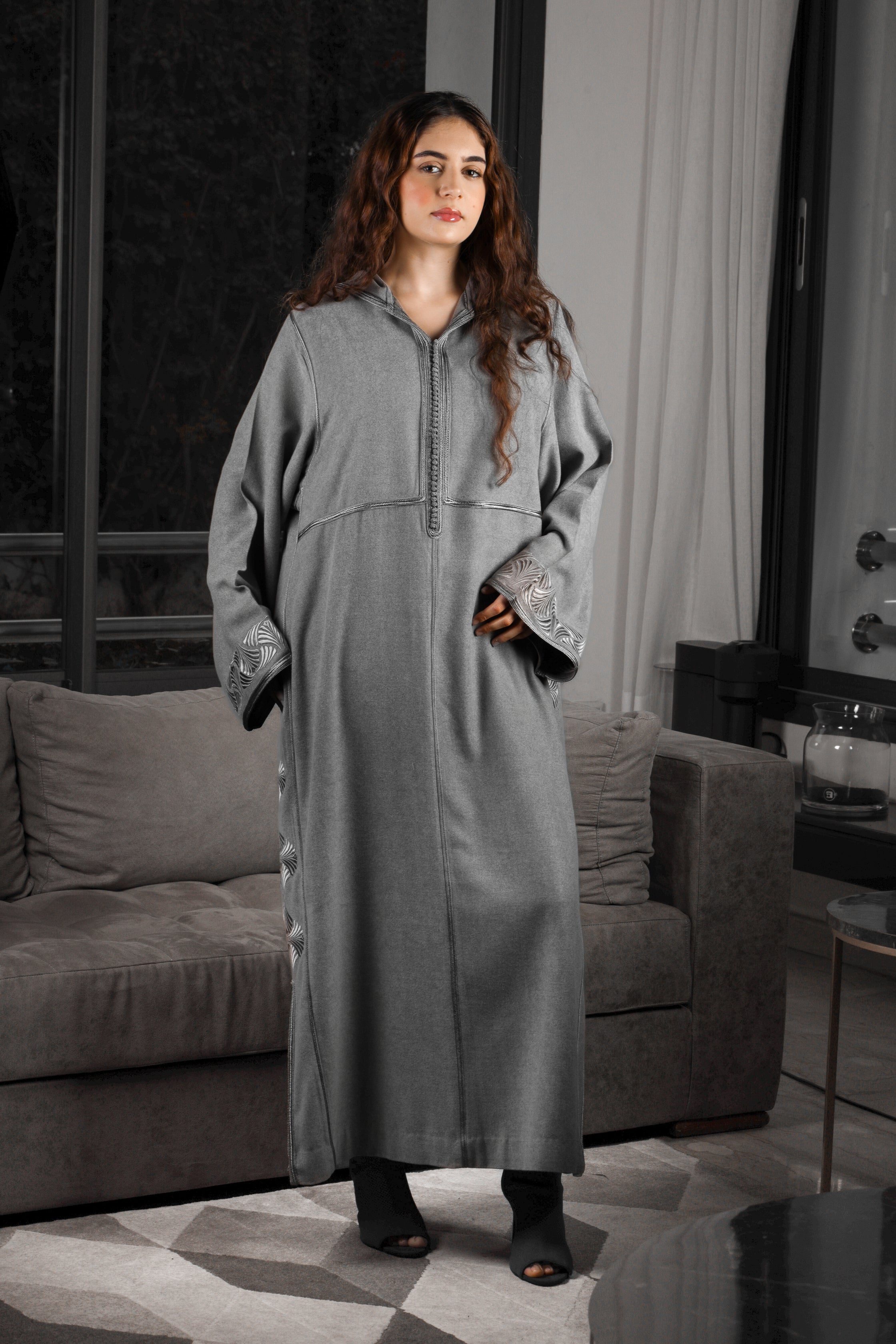 Jellaba Grise Cachemire – Motifs Extérieurs Signature | Maison Lunaris