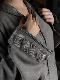 Jellaba Grise Cachemire – Motifs Extérieurs Signature | Maison Lunaris