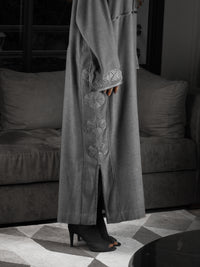 Jellaba Grise Cachemire – Motifs Extérieurs Signature | Maison Lunaris