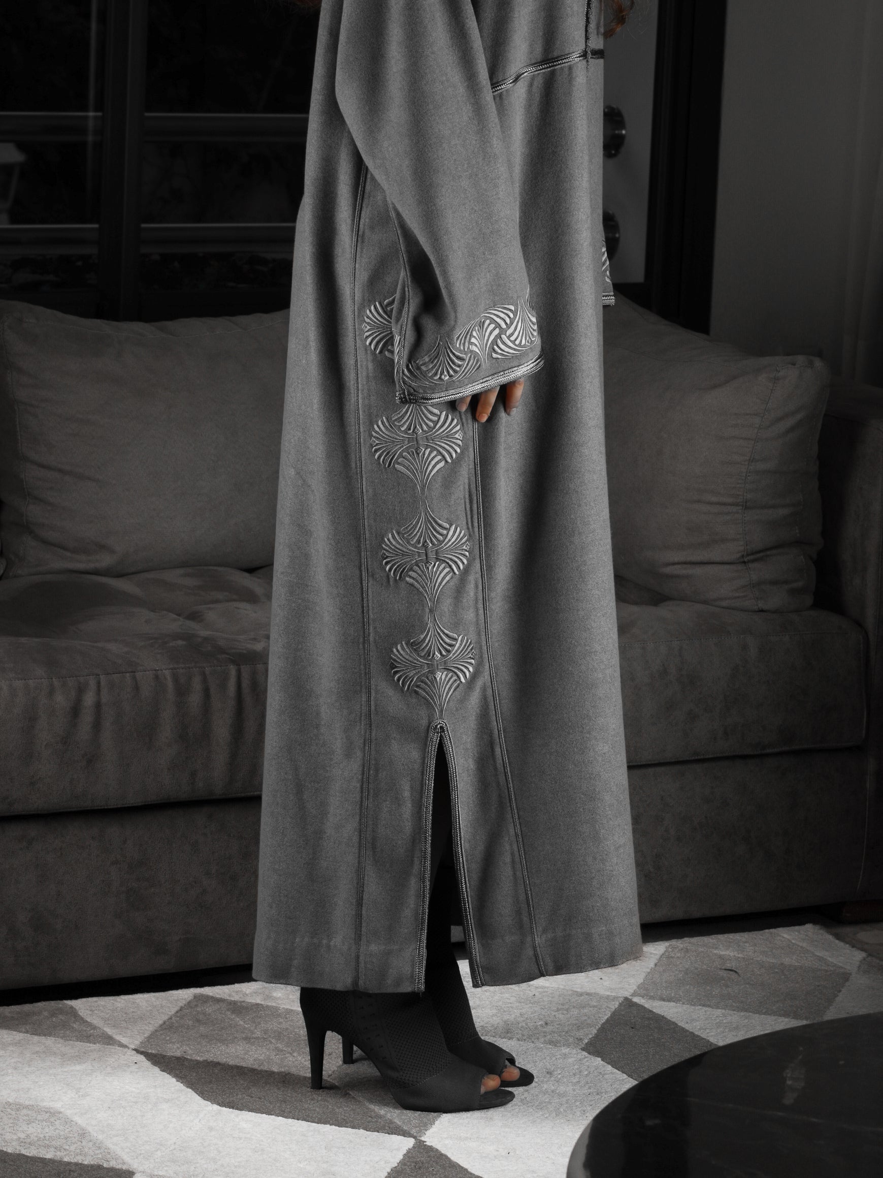 Jellaba Grise Cachemire – Motifs Extérieurs Signature | Maison Lunaris