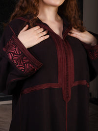 Jellaba Cachemire – Broderie Grenat | Maison Lunaris