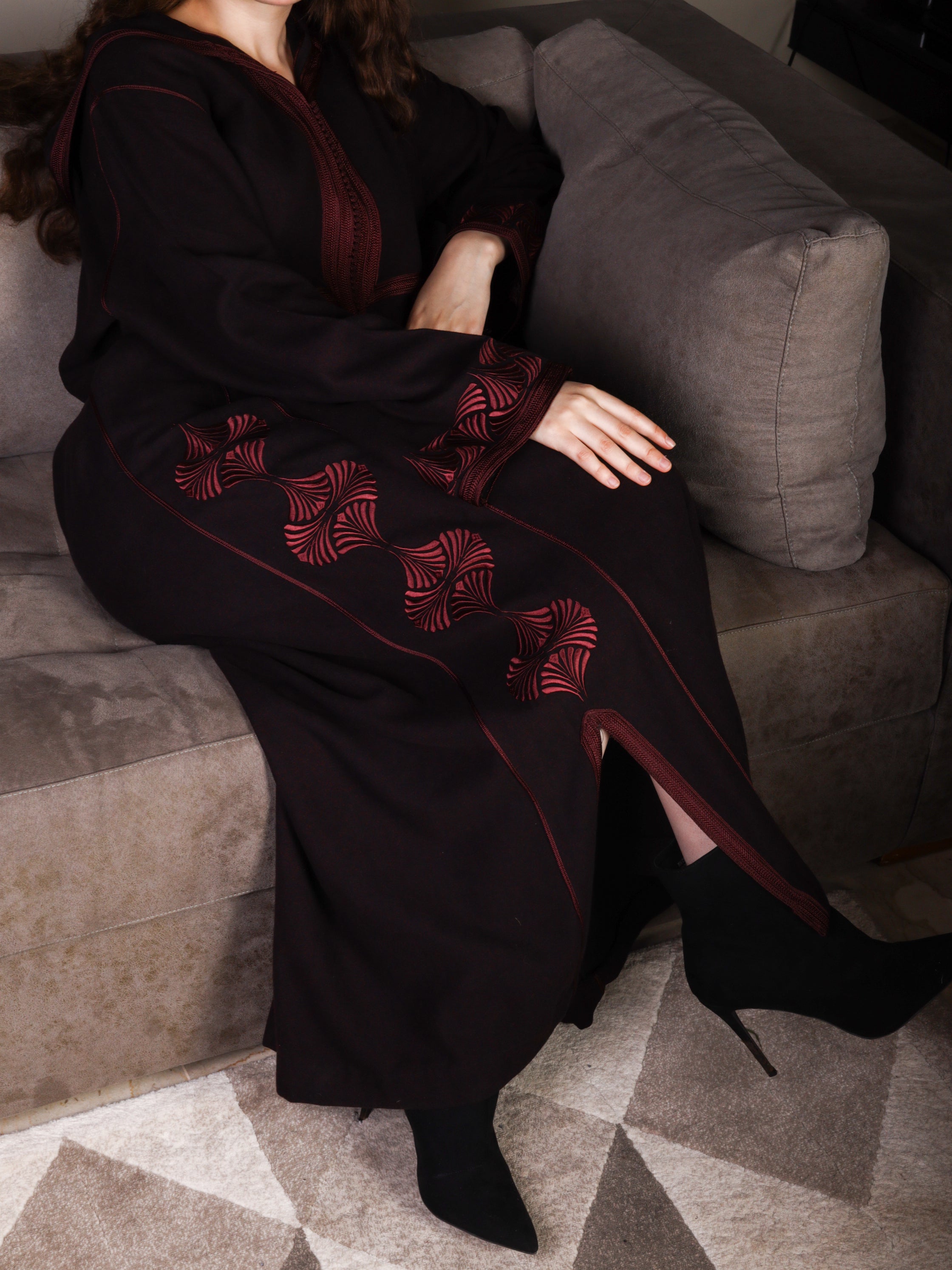 Jellaba Cachemire – Broderie Grenat | Maison Lunaris