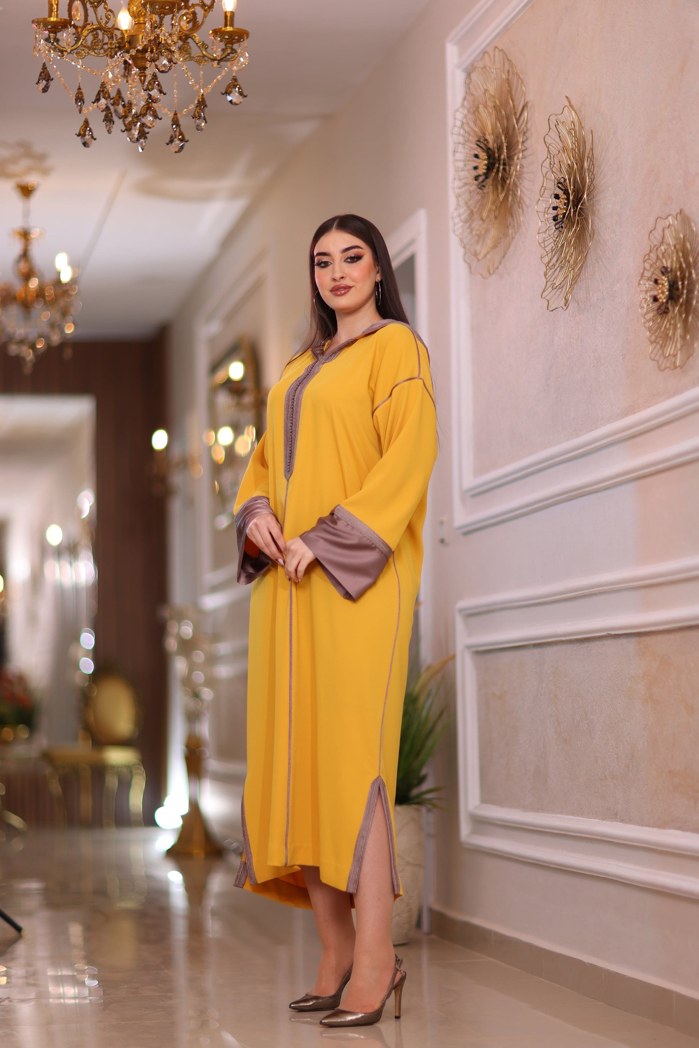 Duo Ensoleillé :Fusion de Jaune Éclatant et Rouge Brique