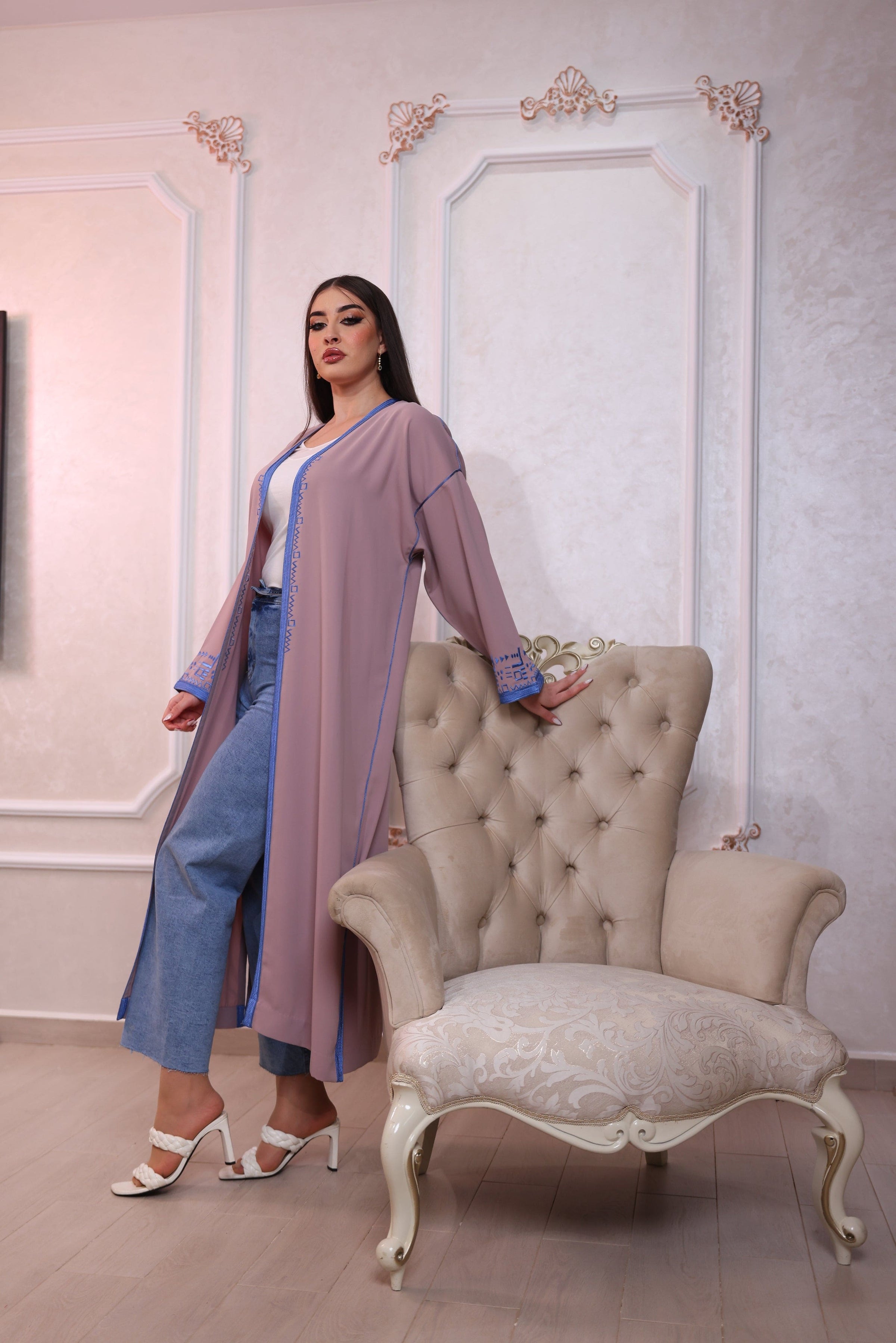 Élégance Bicolore : Kimono Blanc Noir et Taupe Bleu, Un Duo de Charme