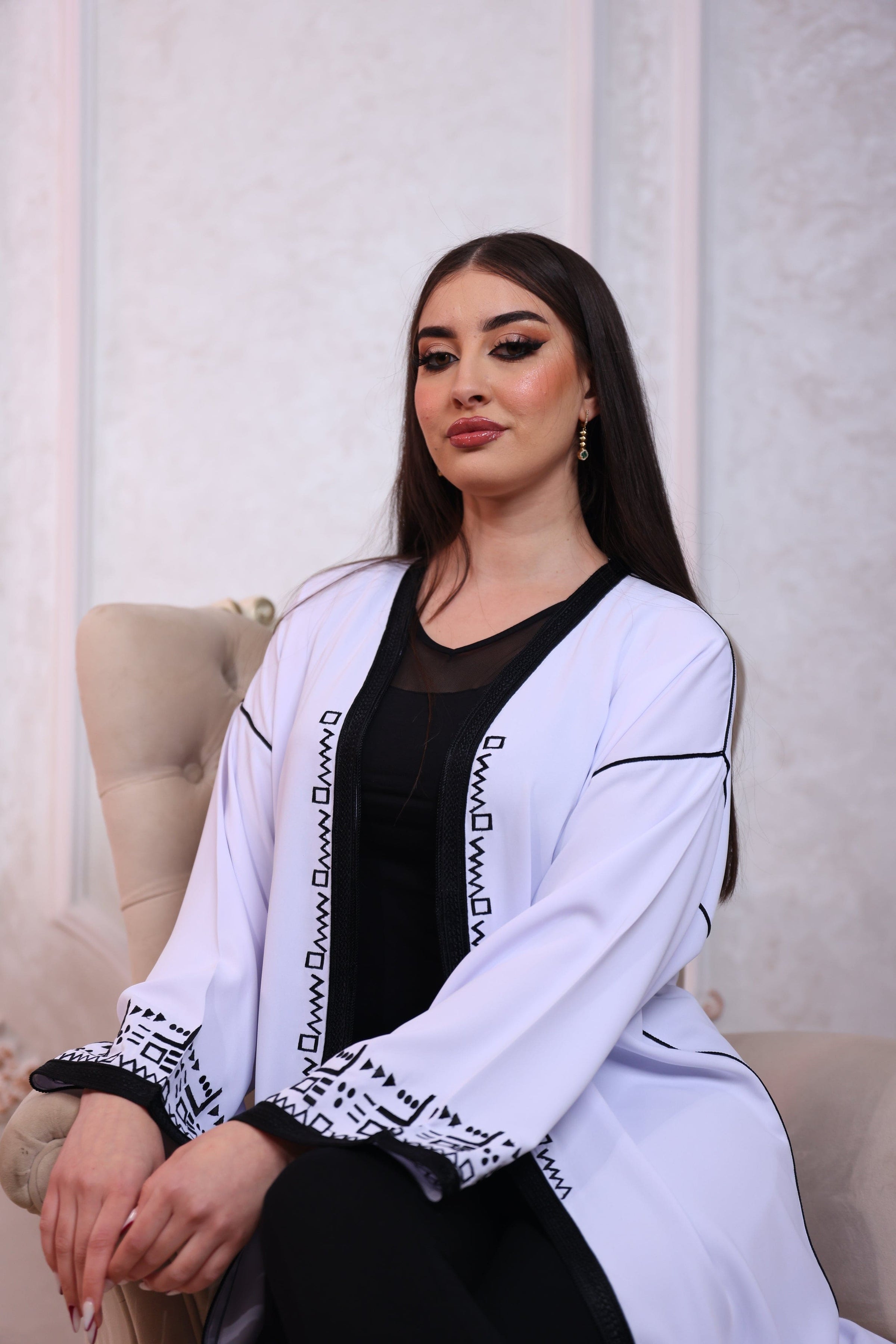 Élégance Bicolore : Kimono Blanc Noir et Taupe Bleu, Un Duo de Charme