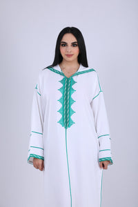 Djellaba blanche ornée d'un motif floral en broderie bleue