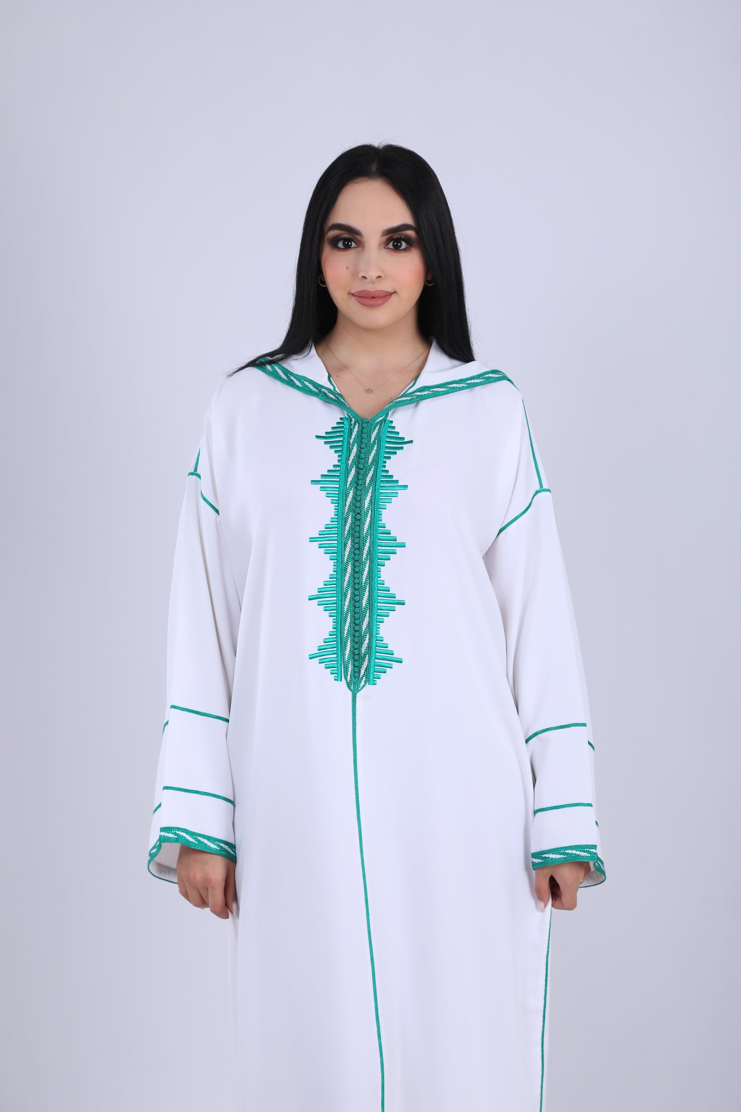 Djellaba blanche ornée d'un motif floral en broderie bleue