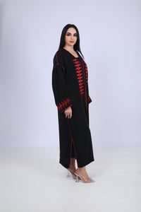 Kimono noir orné de broderies rouges