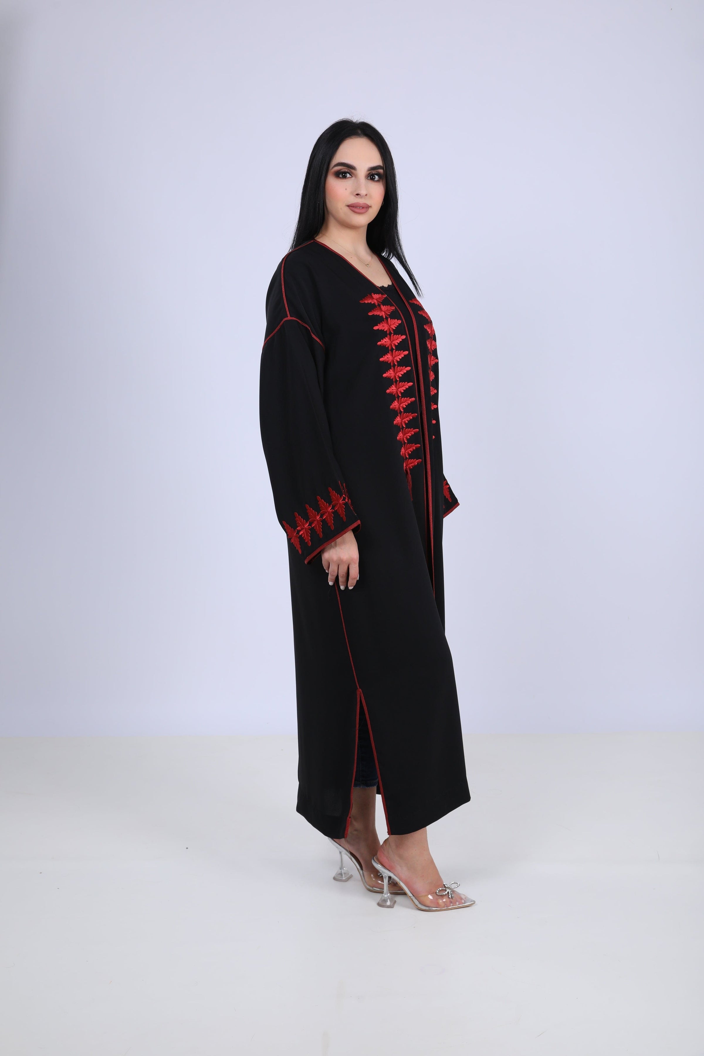 Kimono noir orné de broderies rouges