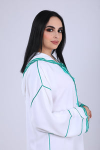 Djellaba blanche ornée d'un motif floral en broderie bleue