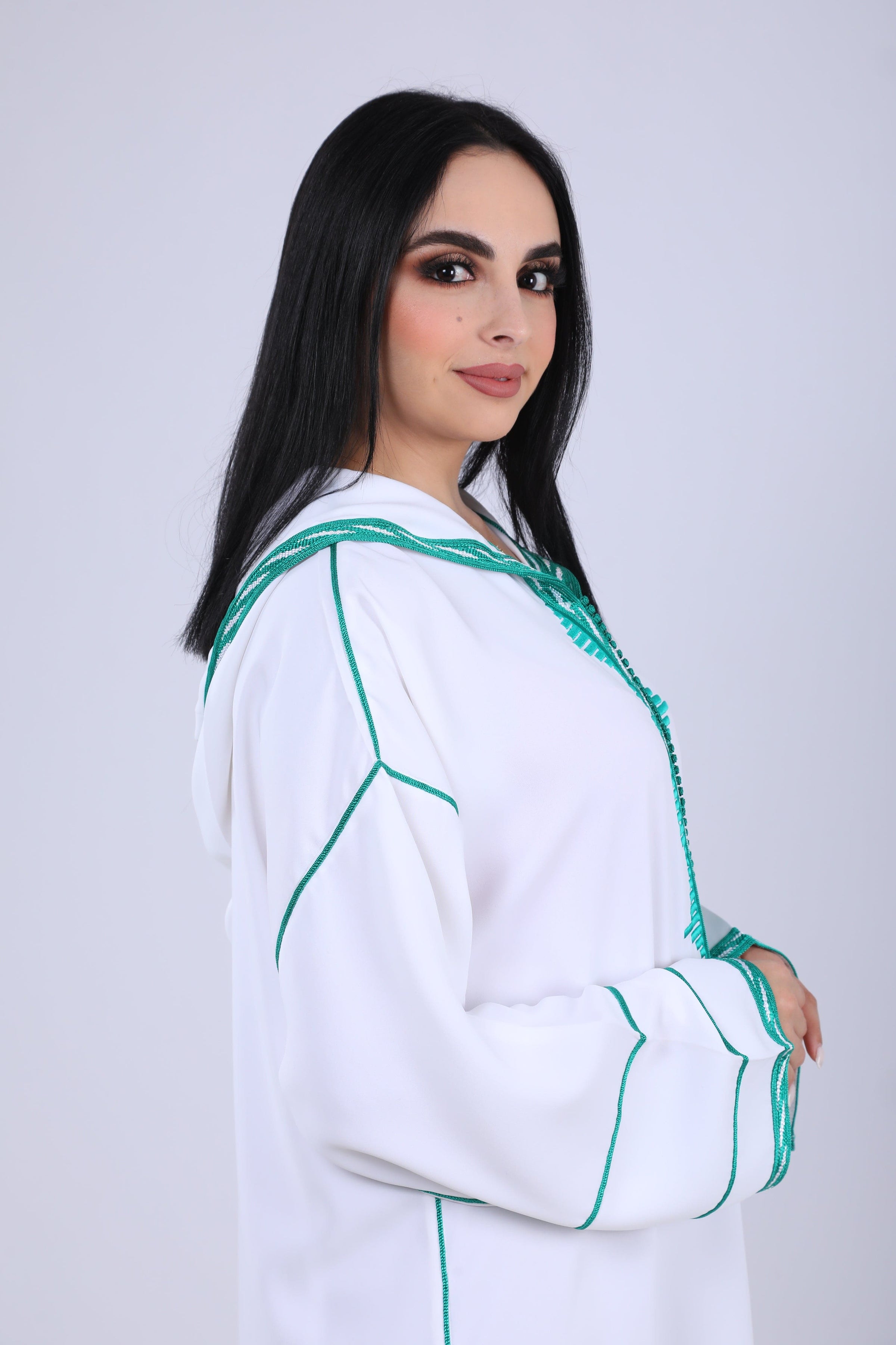 Djellaba blanche ornée d'un motif floral en broderie bleue