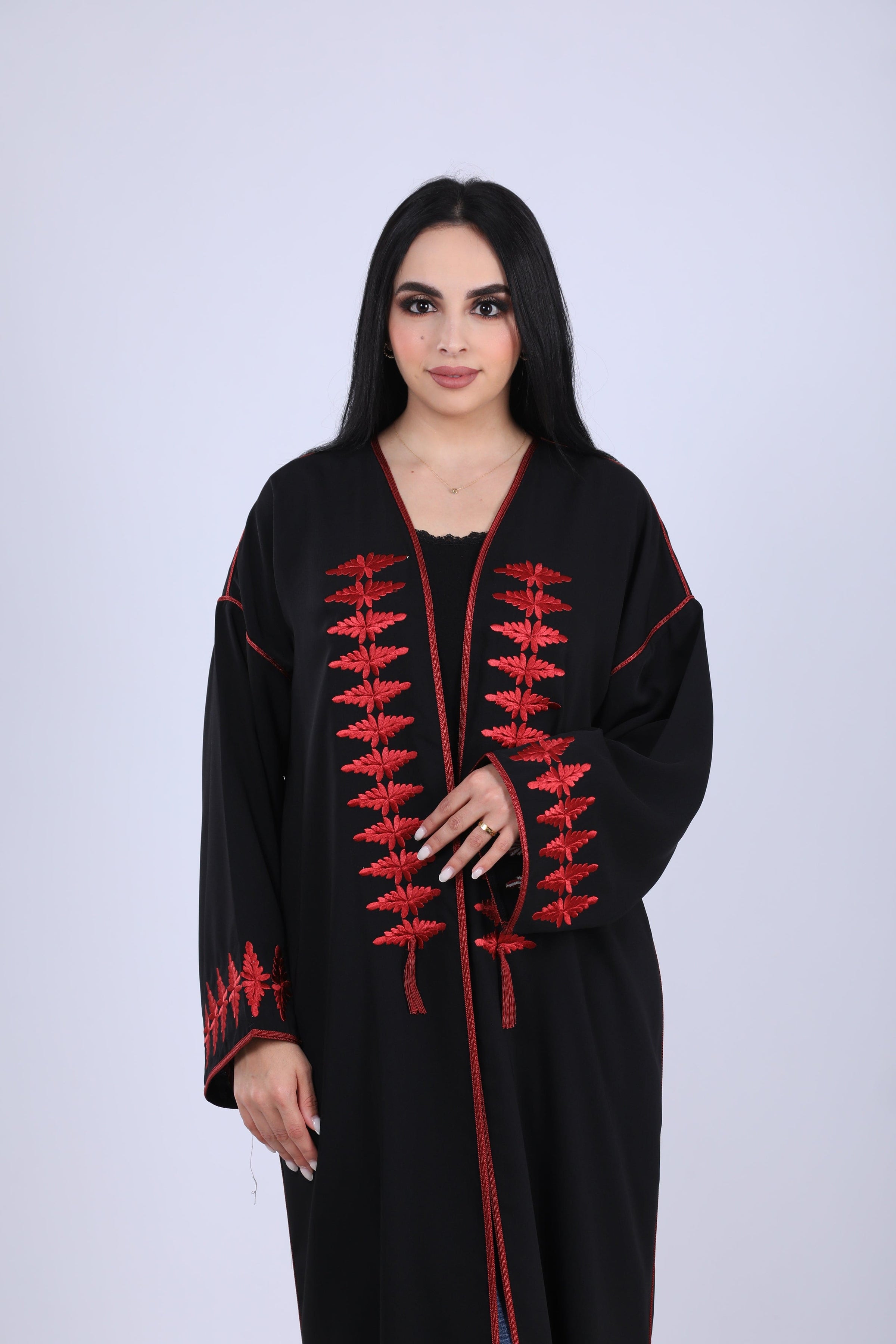 Kimono noir orné de broderies rouges