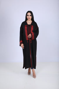 Kimono noir orné de broderies rouges