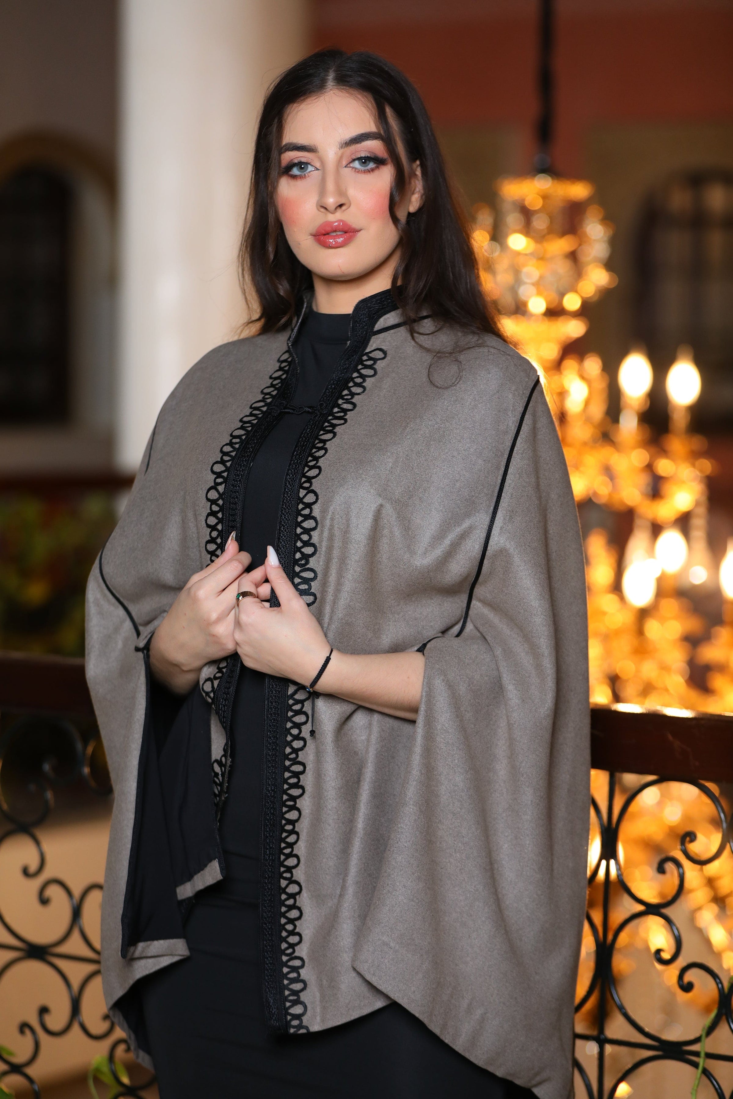 Cape Mlifa en Cashemire Noir & Gris, Luxe Intemporel