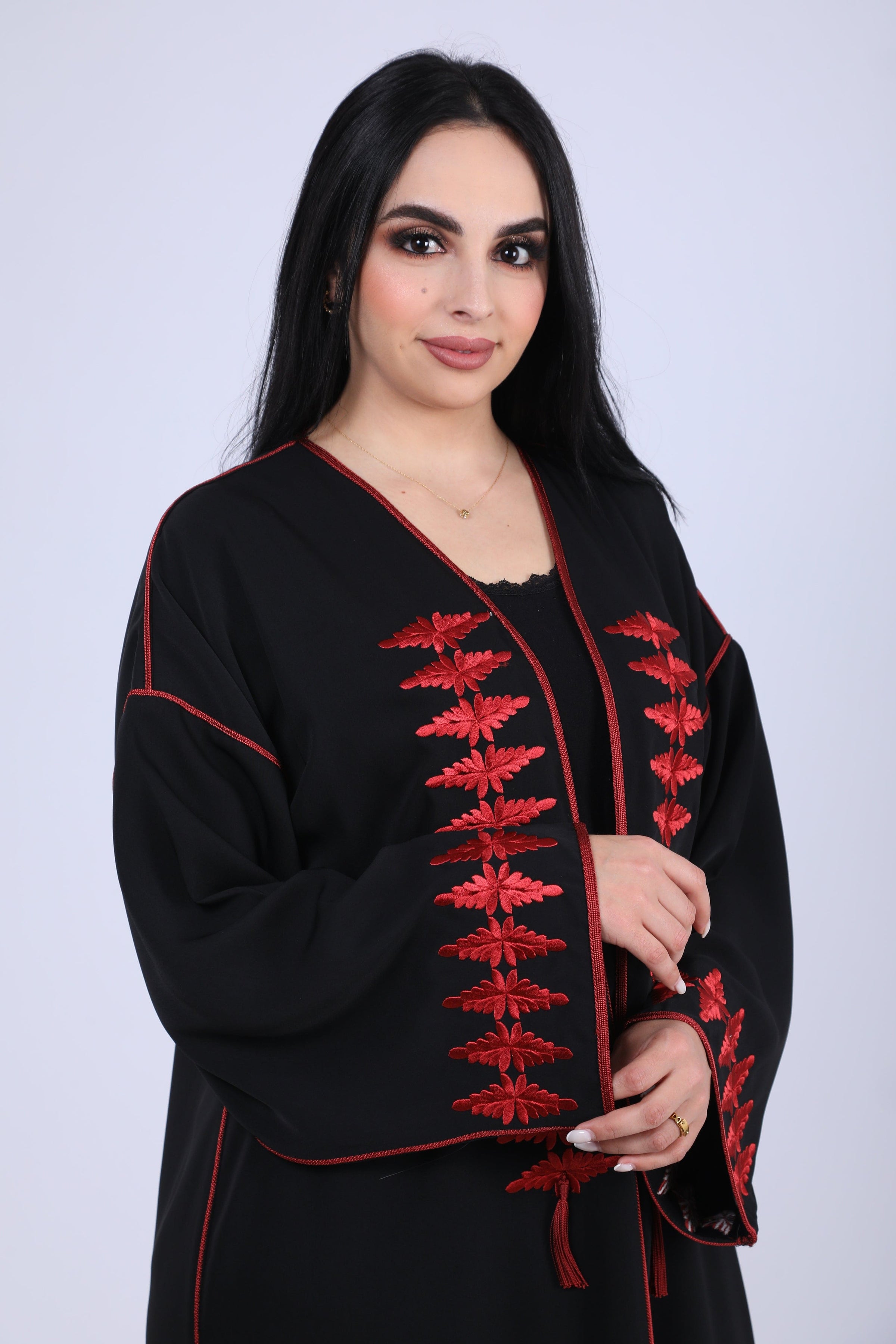 Kimono noir orné de broderies rouges