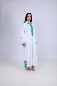 Djellaba blanche ornée d'un motif floral en broderie bleue