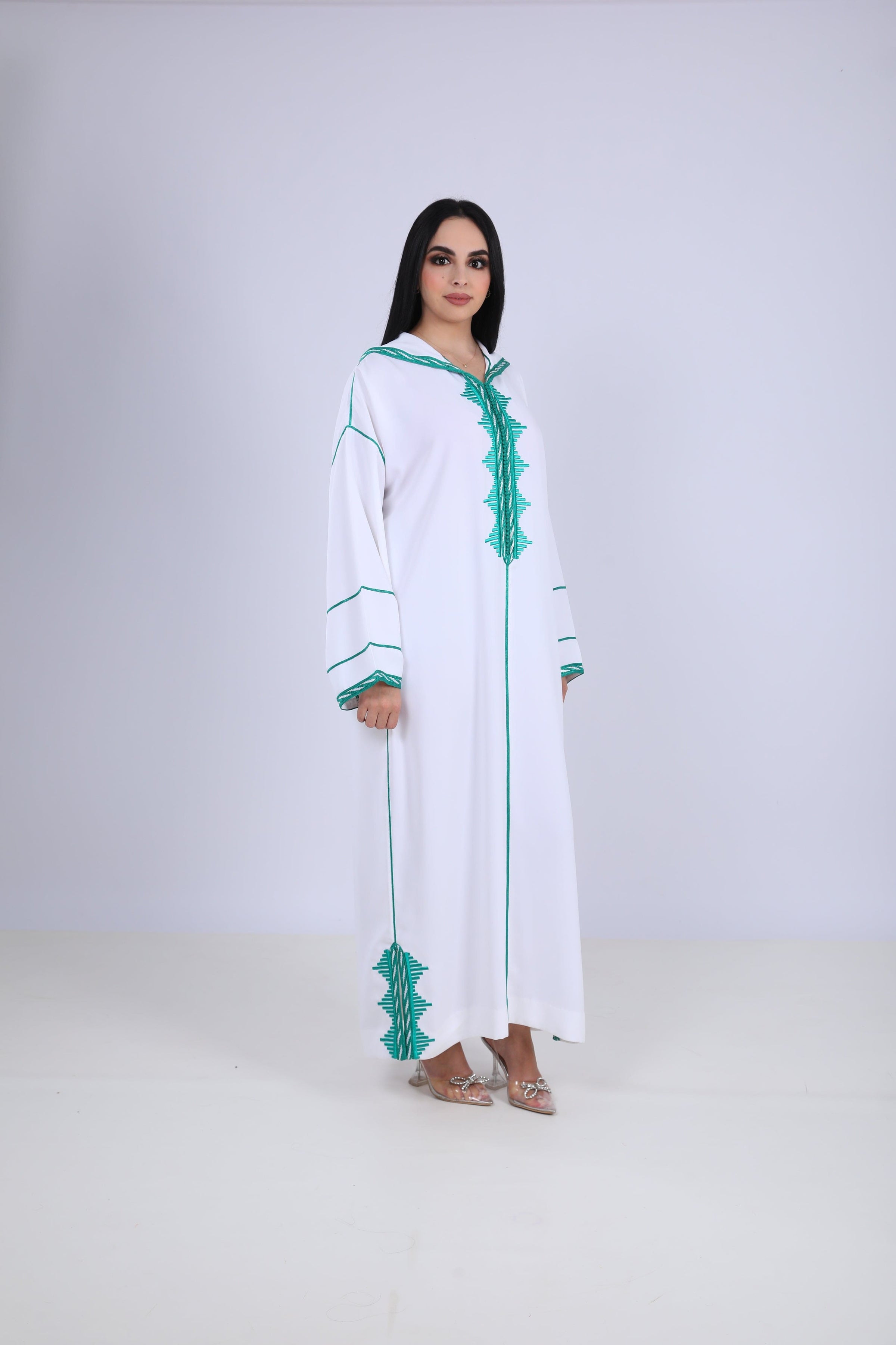 Djellaba blanche ornée d'un motif floral en broderie bleue