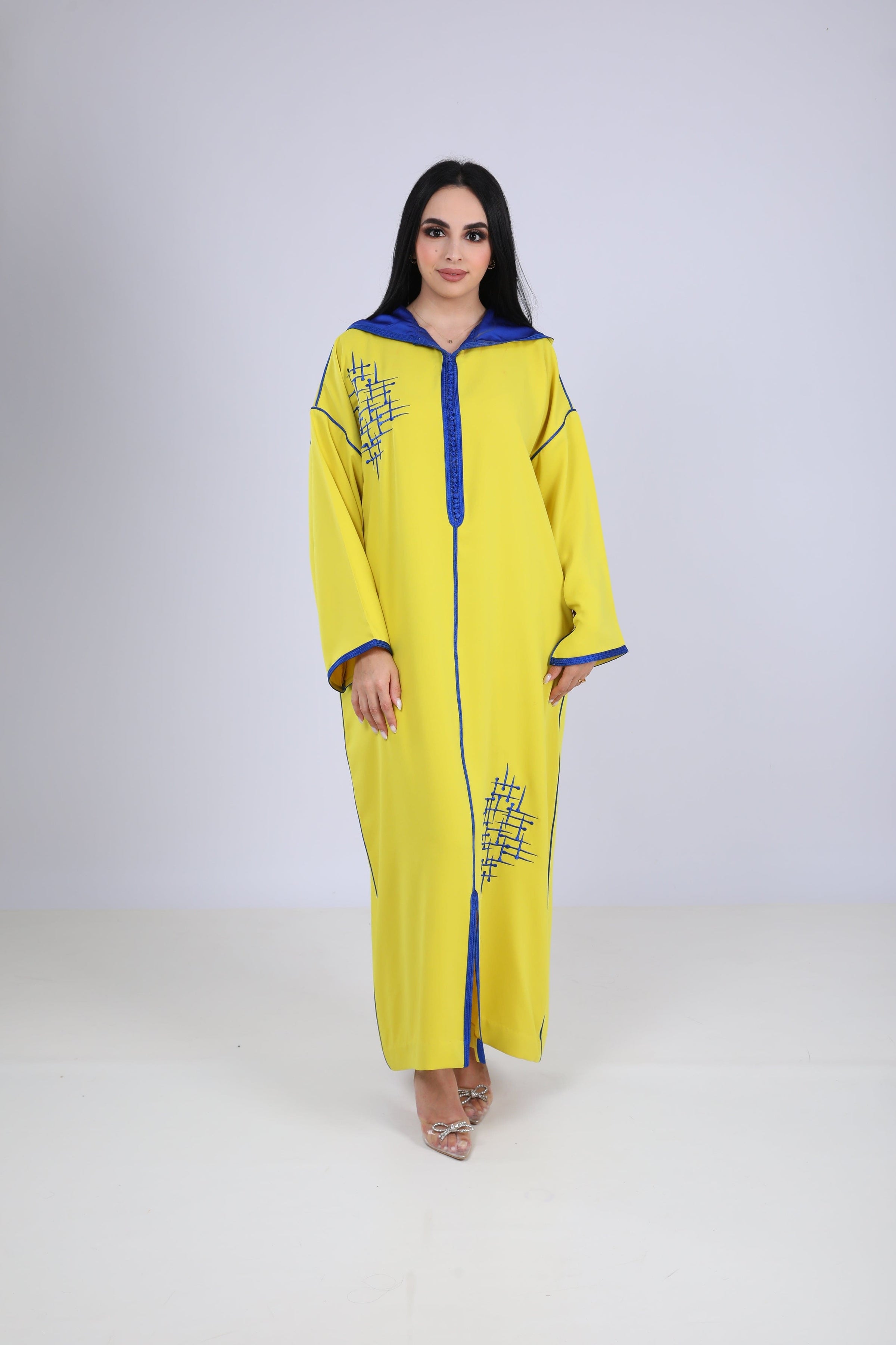 Élégante djellaba en crêpe de soie avec motifs brodés