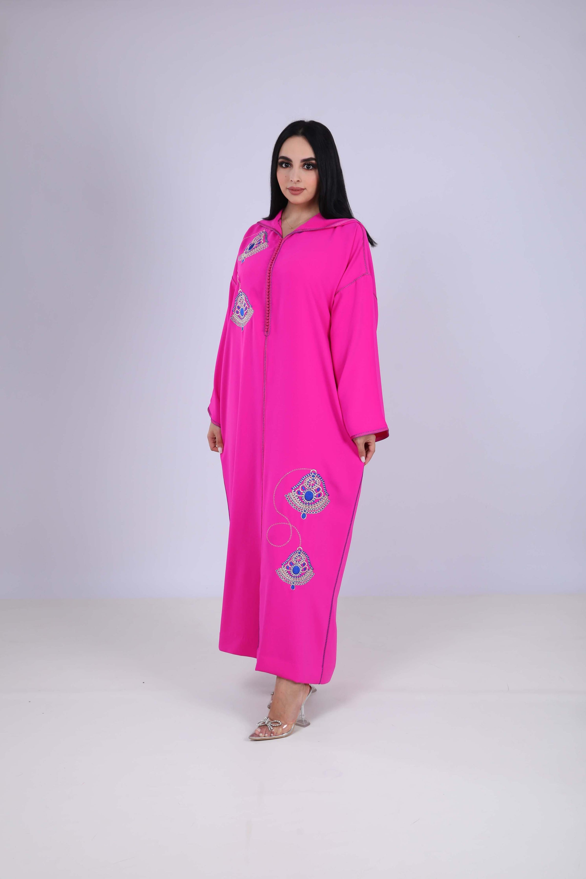 Djellaba rose vif rehaussée de deux broderies détaillées