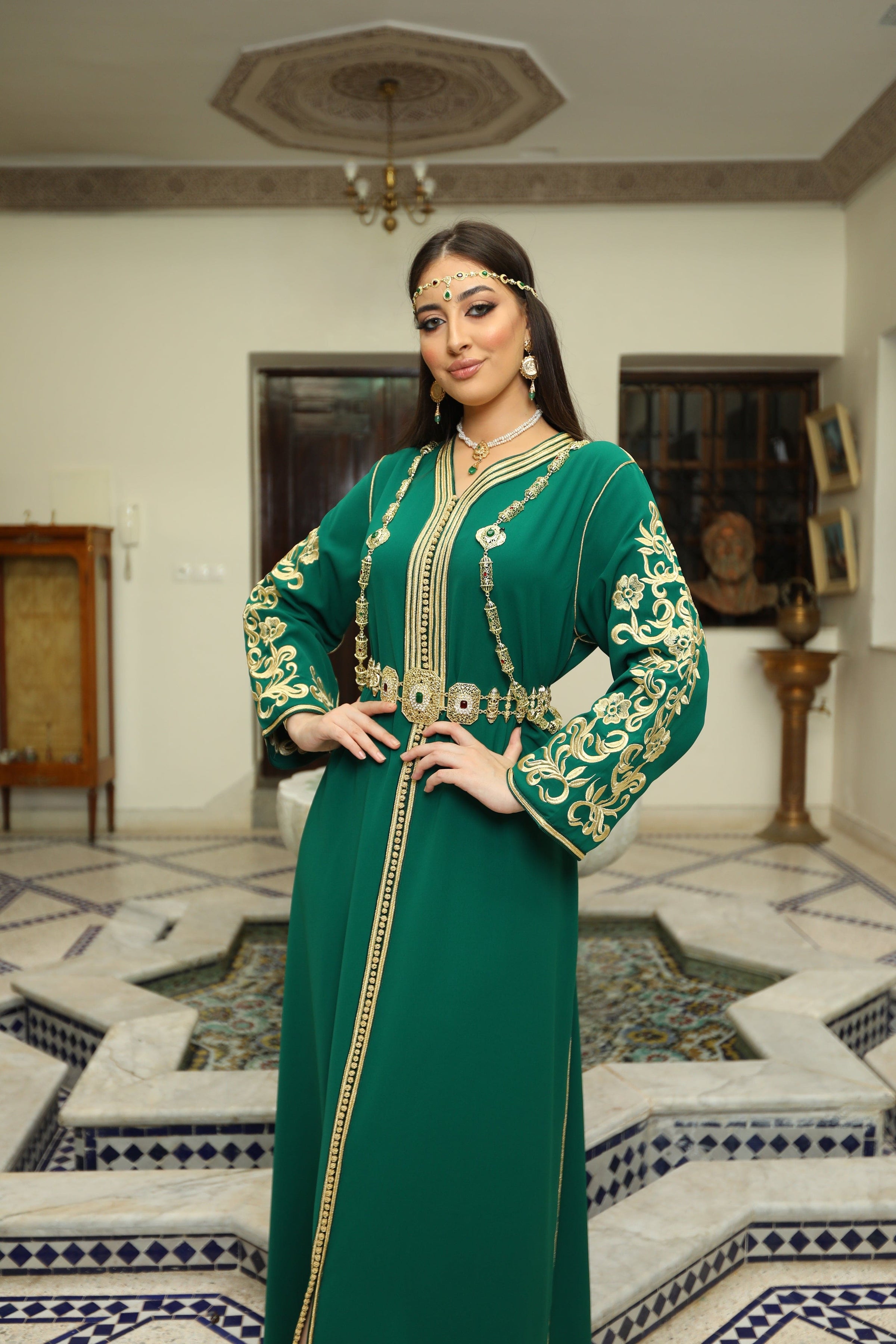Caftan Émeraude Brodé : Élégance et Artisanat Exquis