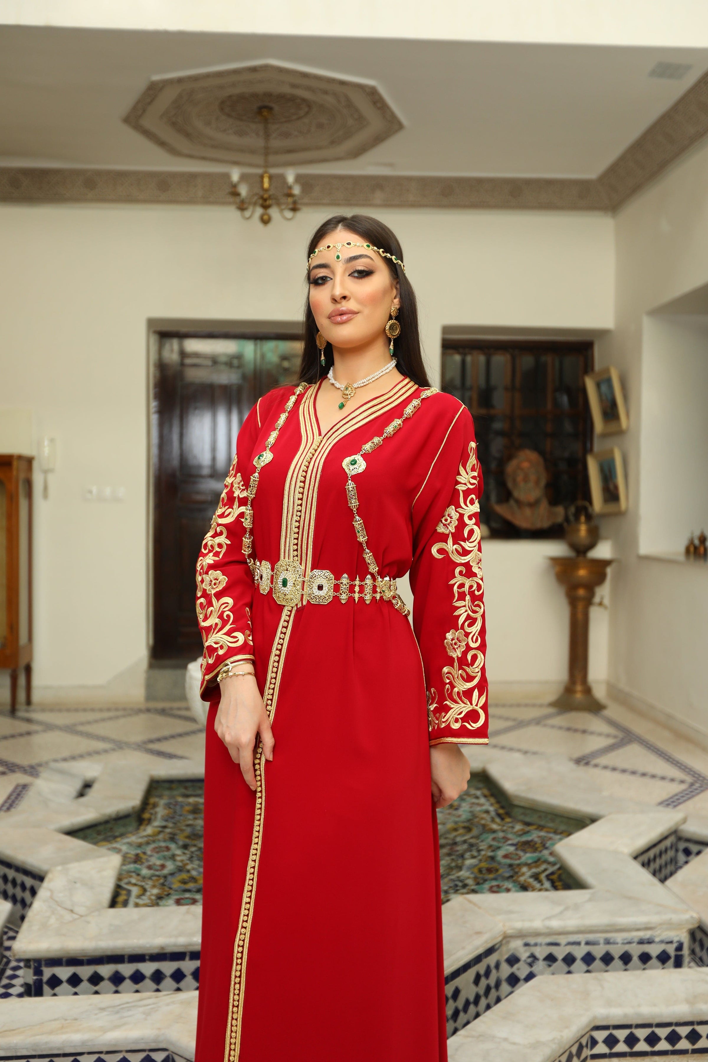 Caftan Émeraude Brodé : Élégance et Artisanat Exquis