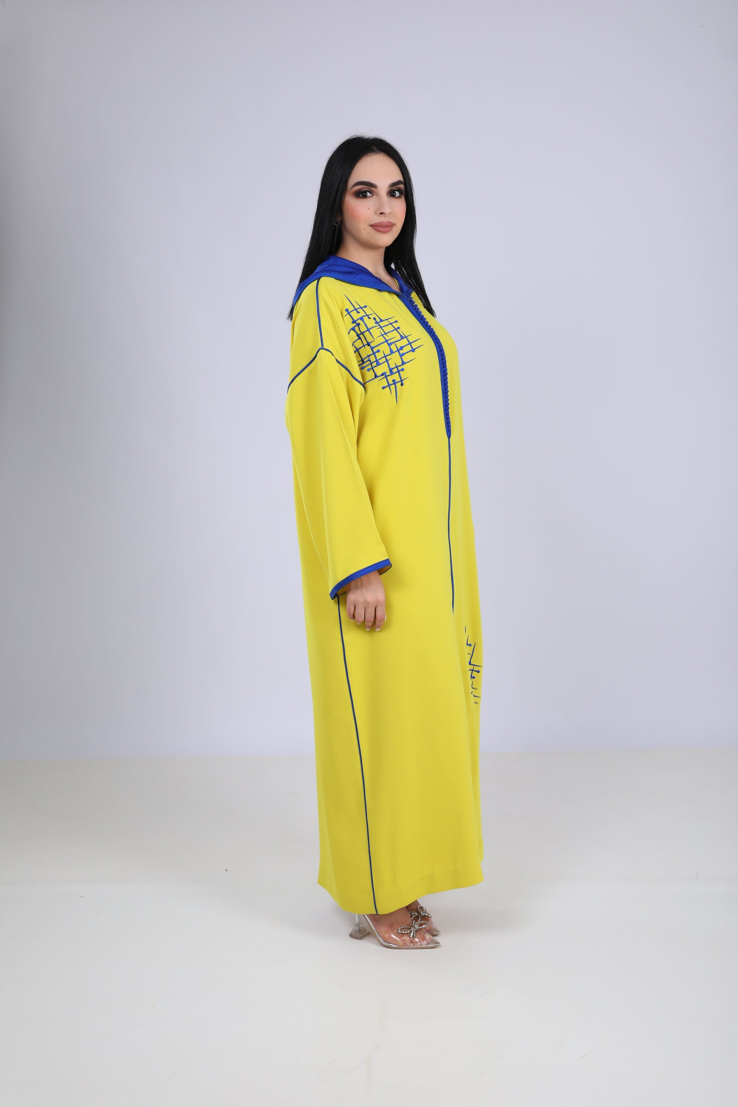 Élégante djellaba en crêpe de soie avec motifs brodés