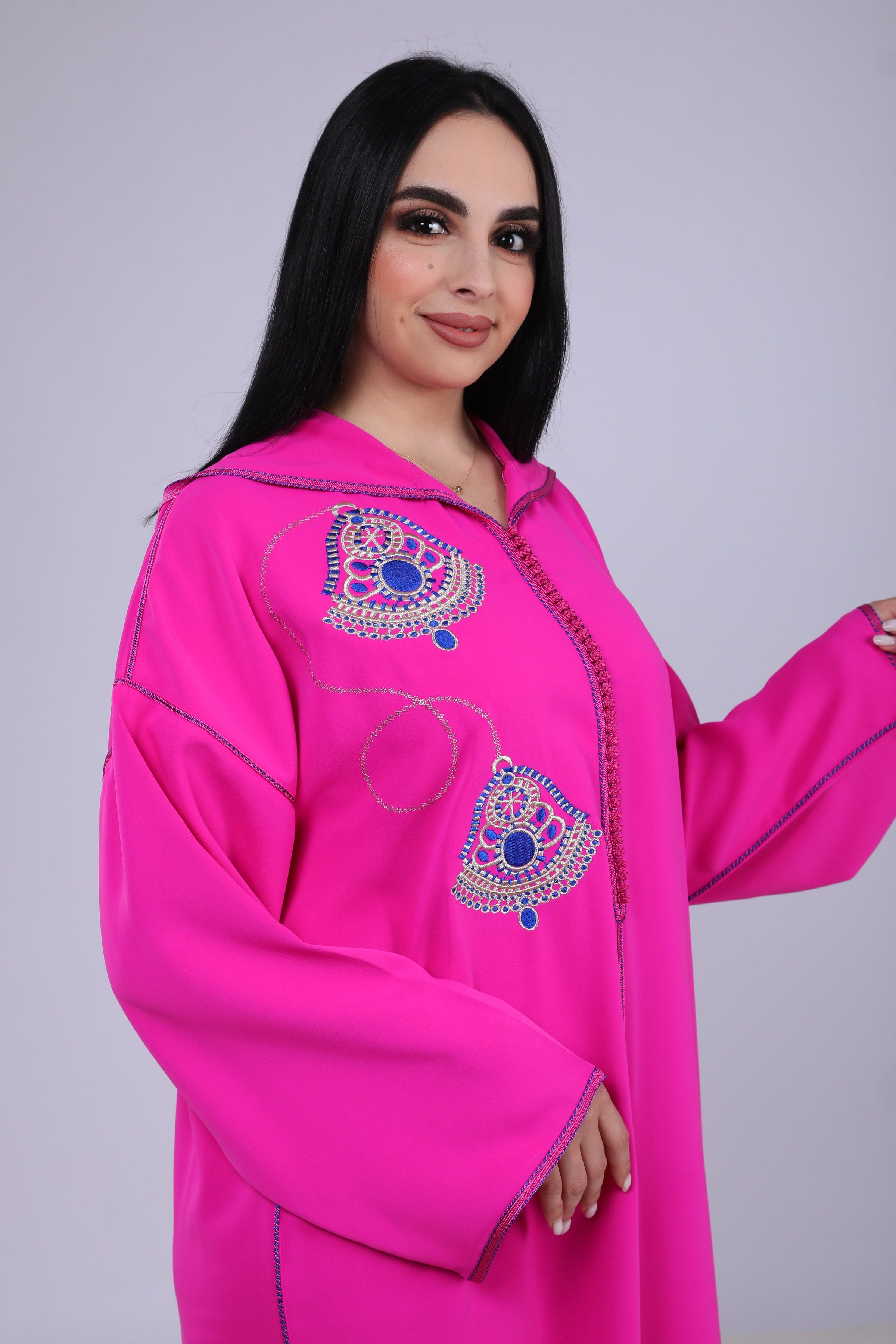 Djellaba rose vif rehaussée de deux broderies détaillées