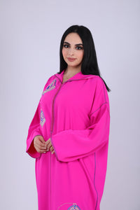Djellaba rose vif rehaussée de deux broderies détaillées