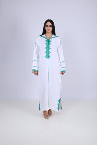 Djellaba blanche ornée d'un motif floral en broderie bleue