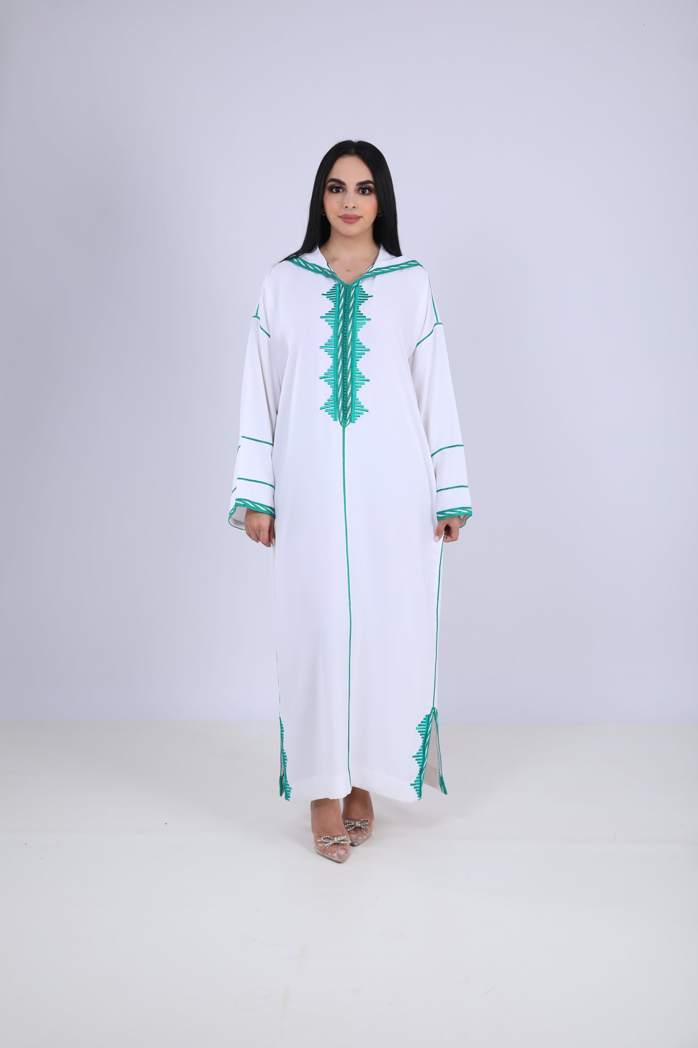 Djellaba blanche ornée d'un motif floral en broderie bleue