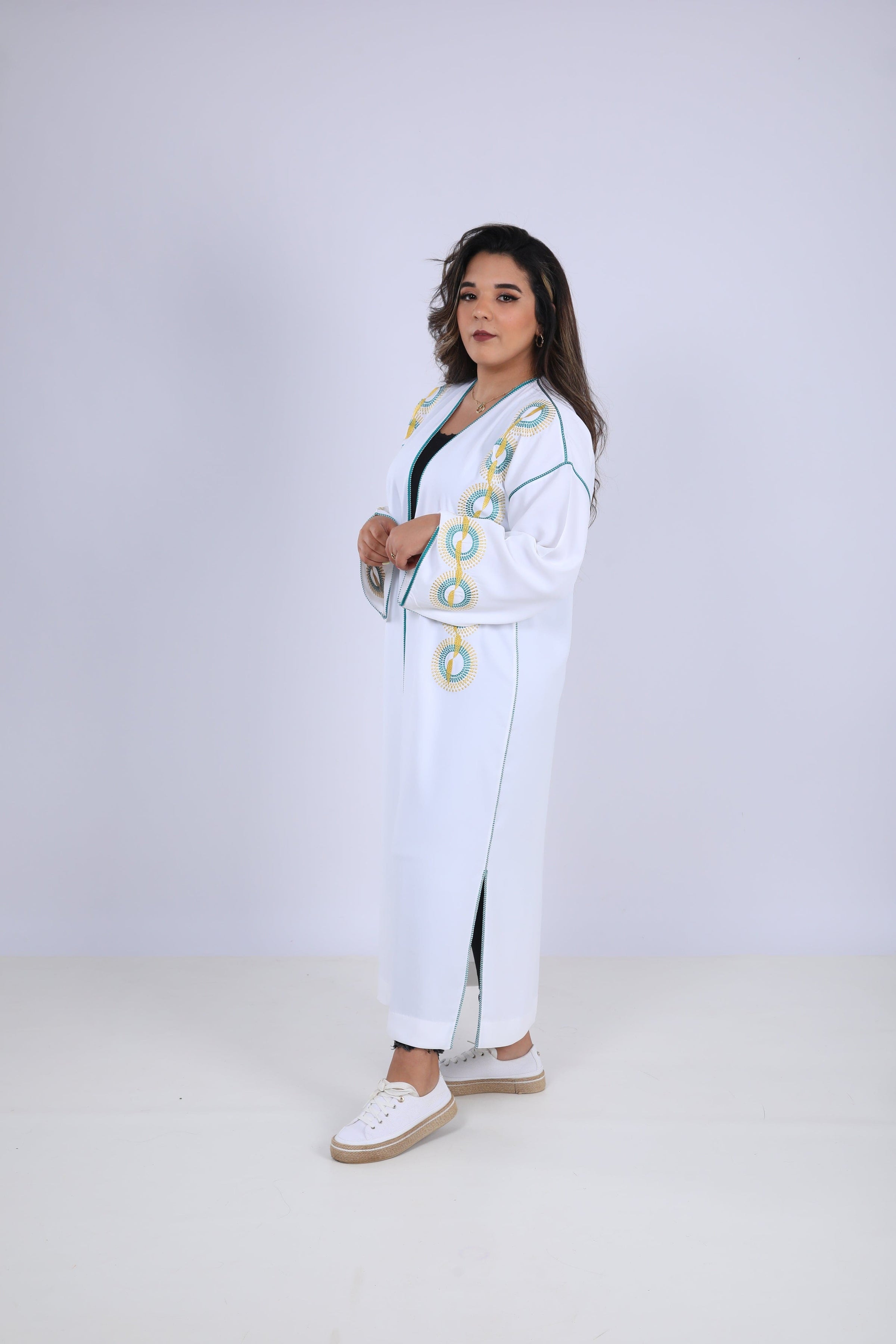 Kimono blanc en crêpe de soie avec motifs de broderie sublimes