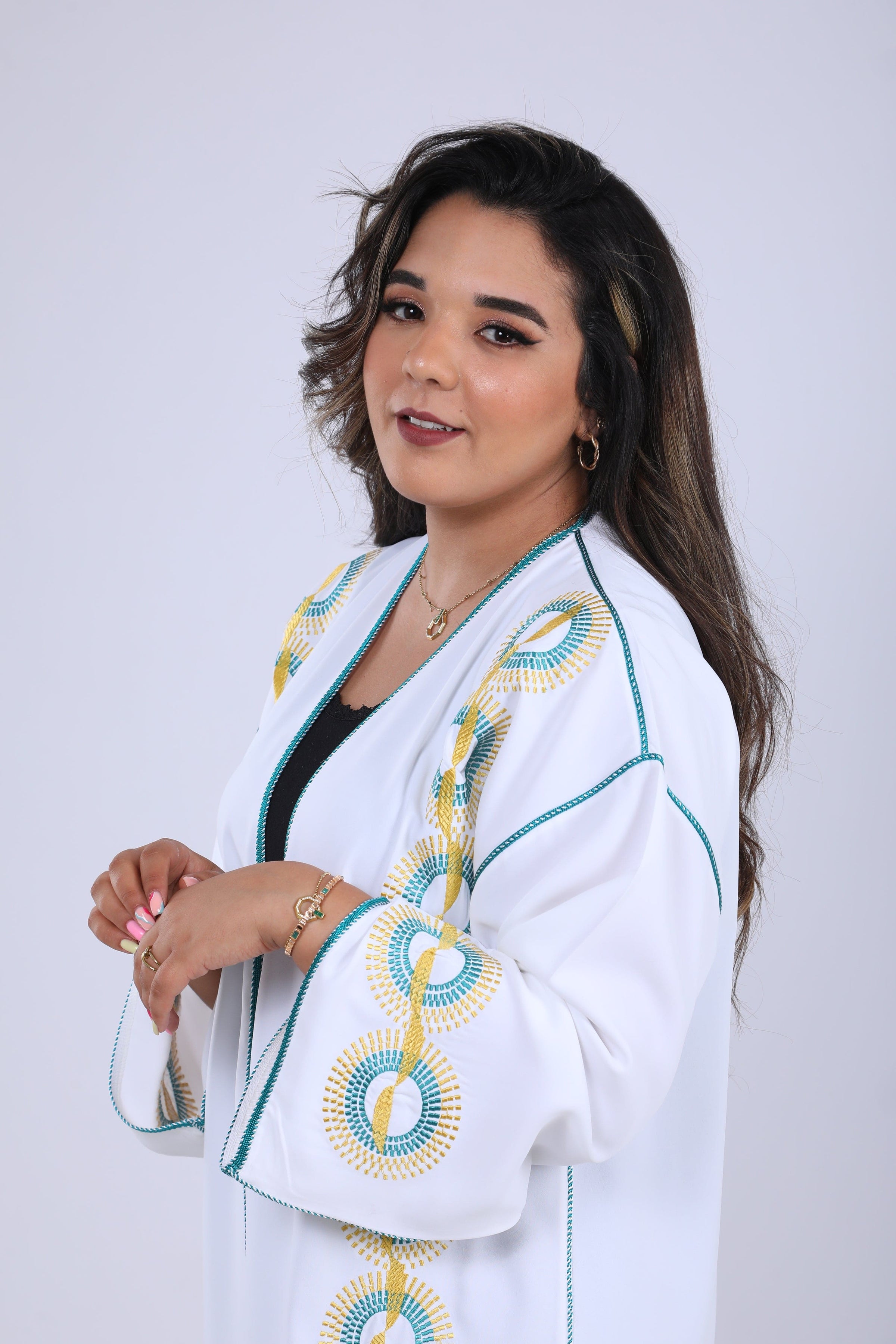 Kimono blanc en crêpe de soie avec motifs de broderie sublimes